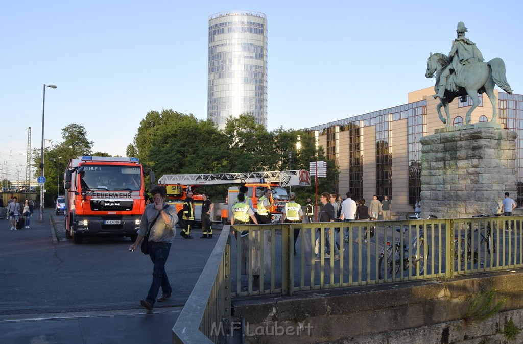 Zug 1 Koeln Deutz Hohenzollernbruecke Rich Rechtsrheinisch P05.JPG - Miklos Laubert